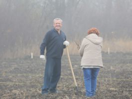 Angajații Administrației prezidențiale au participat la acţiunea „Un arbore pentru dăinuirea noastră” în cadrul Zilei Naţionale de creare a spațiilor verzi