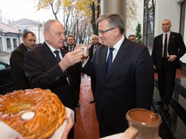 Președintele Poloniei, Bronisław Komorowski, și președintele Ucrainei, Petro Poroșenko, efectuează o vizită oficială comună în Republica Moldova