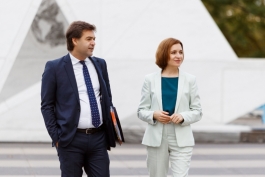 Președinta Maia Sandu conferă „Ordinul Republicii” viceprim-ministrului Nicu Popescu și medalia „Meritul Civic”, consilierei pe politică externă, Cristina Gherasimov 