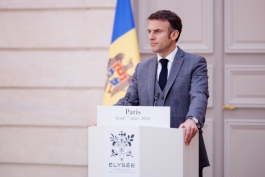 La Paris, Președinta Maia Sandu i-a conferit Președintelui Macron „Ordinul Republicii” și a discutat despre cooperarea moldo-franceză, și aderarea la UE