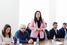 Șefa statului la întâlnirea cu antreprenorii din sudul țării: „Misiunea noastră rămâne să aducem în țară resurse pentru construirea unei economii moderne, inovative și digitalizate, fără birocrație” 