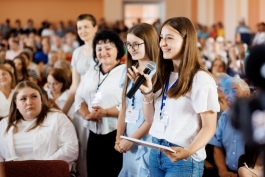 President Maia Sandu discussed with the people from Chetrosu village and the local authorities from Drochia district