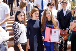 Șefa statului i-a felicitat pe absolvenții care au obținut 10 pe linie la bacalaureat și le-a acordat diploma Președintelui Republicii Moldova