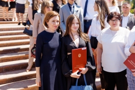 Șefa statului i-a felicitat pe absolvenții care au obținut 10 pe linie la bacalaureat și le-a acordat diploma Președintelui Republicii Moldova