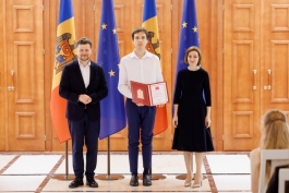 The head of state congratulated the graduates who obtained 10 out of 10 in the baccalaureate exams and awarded them the President's Diploma of the Republic of Moldova