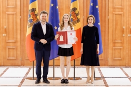 Șefa statului i-a felicitat pe absolvenții care au obținut 10 pe linie la bacalaureat și le-a acordat diploma Președintelui Republicii Moldova