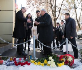 Moldovan president signs condolence book for Charlie Hebdo victims at French embassy in Chisinau