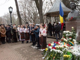 Moldovan president lays flowers to bust of great Romanian writer