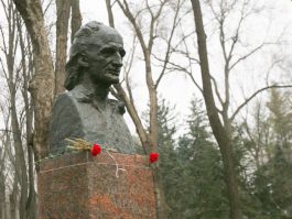 Moldovan president, acting prime minister lay flowers at bust of national poet Grigore Vieru