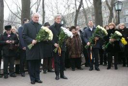 Moldovan president, acting prime minister lay flowers at bust of national poet Grigore Vieru