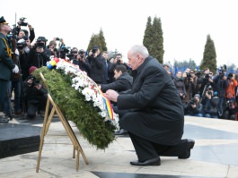 President Nicolae Timofti attends events dedicated to Remembrance Day