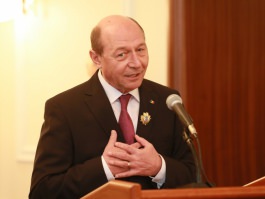 Președintele Nicolae Timofti i-a înmânat Ordinul „Ștefan cel Mare” domnului Traian Băsescu, fost președinte al României