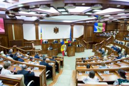 Moldovan president attends solemn parliament meeting on 25th anniversary of Tricolour's designation as State Flag