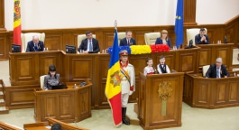 Moldovan president attends solemn parliament meeting on 25th anniversary of Tricolour's designation as State Flag