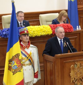 Moldovan president attends solemn parliament meeting on 25th anniversary of Tricolour's designation as State Flag