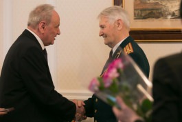 President Nicolae Timofti hands commemorative medal “The 70th anniversary of the victory over fascism in the World War II” to veterans