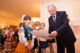 Moldovan president meets group of pupils