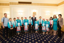 Moldovan president meets group of pupils