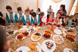 Moldovan president meets group of pupils