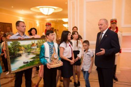 Moldovan president meets group of pupils