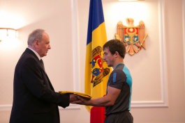 Moldovan president hands state flag to national Olympic team