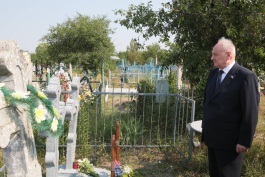 Moldovan president attends event commemorating Soviet deportation victims in northern town