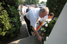 Moldovan president attends event commemorating Soviet deportation victims in northern town