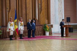 The members of the new government took oath  in the presence of President Timofti