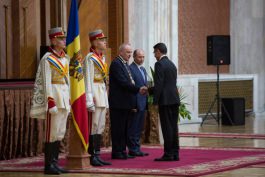 The members of the new government took oath  in the presence of President Timofti