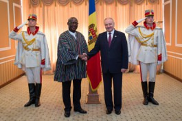 Moldovan president receives accreditation letters from five ambassadors