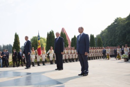 Moldovan president lays flowers at Stefan cel Mare monument