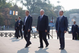 Moldovan president lays flowers at Stefan cel Mare monument