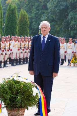 Moldovan president lays flowers at Stefan cel Mare monument