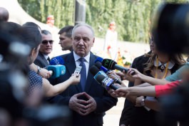 Moldovan president lays flowers at Stefan cel Mare monument