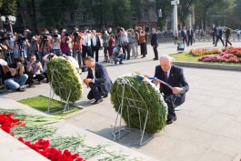 День независимости: Николае Тимофти возложил цветы к памятнику Штефану чел Маре и "Скорбящей матери" 