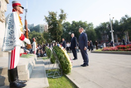 Moldovan president lays flowers at Stefan cel Mare monument