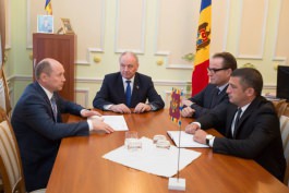 Moldovan president signs decrees on government's resignation, appointing acting premier