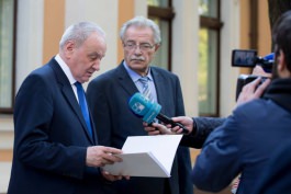 Moldovan president signs decrees on government's resignation, appointing acting premier