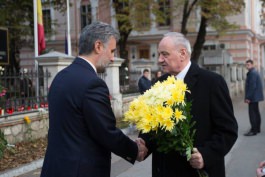 Moldovan president conveys condolences at Romanian, Russian embassies