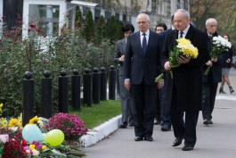 Moldovan president conveys condolences at Romanian, Russian embassies